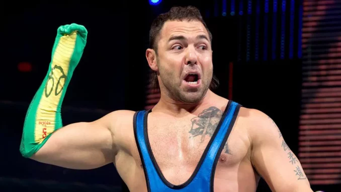 Santino Marella mit seinem Schlangenarm