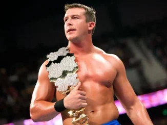 Ted DiBiase Jr. trägt den Million Dollar Belt über der Schulter