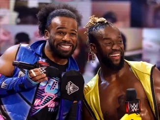 Xavier Woods und Kofi Kingston lachend am Mikrofon
