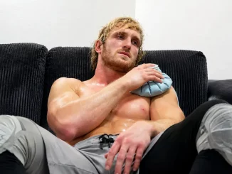 Logan Paul kühlt seine Schulter nach seiner Verletzung