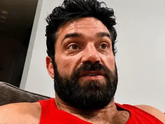 Brian Cage blickt nachdenklich