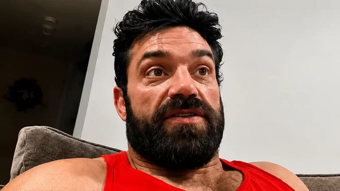 Brian Cage blickt nachdenklich