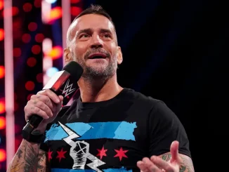 CM Punk ist gut gelaunt und lächelt leicht