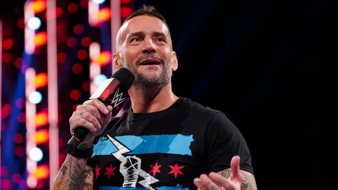 CM Punk ist gut gelaunt und lächelt leicht
