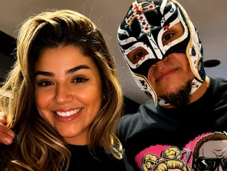 Aalyah und Rey Mysterio blicken gemeinsam in die Kamera