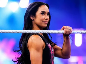 AJ Lee hält das weiße Ringseil fest