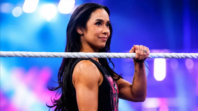 AJ Lee hält das weiße Ringseil fest