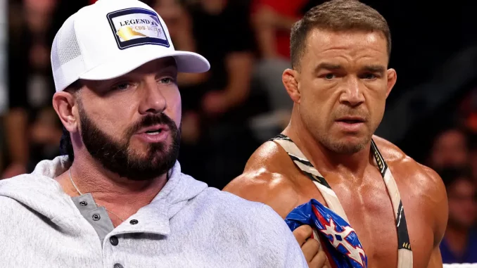 AJ Styles spricht und Chad Gable hält im Hintergrund eine Maske in der Hand