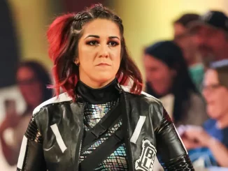 Bayley blickt ernst zum Ring