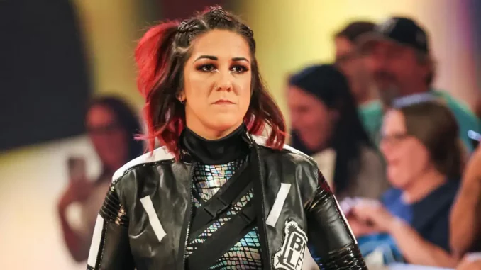 Bayley blickt ernst zum Ring