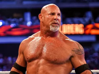 Bill Goldberg steht im Ring und wartet dort auf seinen Gegner