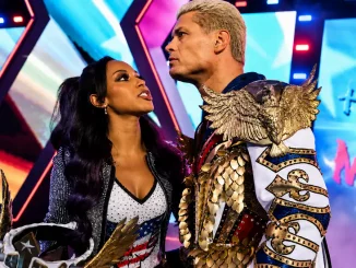 Brandi Rhodes schaut Cody Rhodes auf der Stage an