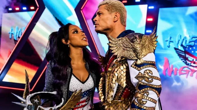 Brandi Rhodes schaut Cody Rhodes auf der Stage an