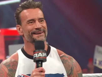CM Punk spricht gut gelaunt ins Mikrofon bei WWE RAW
