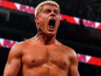 Cody Rhodes steht im Ring und brüllt