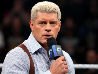 Cody Rhodes steht im Ring, um den Fans etwas am Mikrofon mitzuteilen