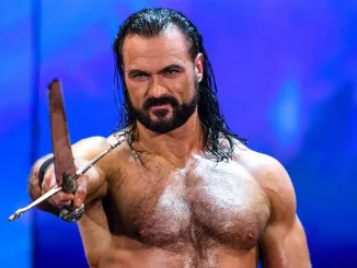 Drew McIntyre hält sein Schwert auf der Stage