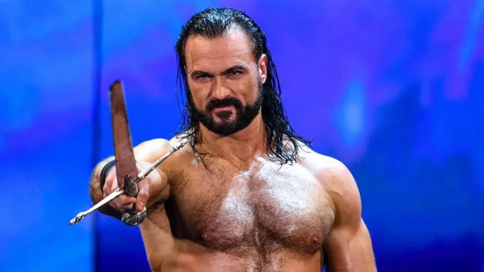 Drew McIntyre hält sein Schwert auf der Stage