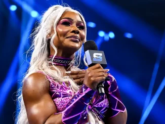 Jade Cargill steht lachend am WWE-Mikrofon
