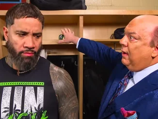 Jey Uso hört dem aufgebrachten Paul Heyman zu