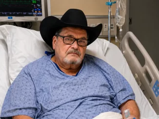 Jim Ross liegt in einem Krankenbett in einem Krankenhaus