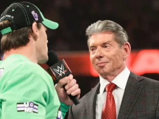John Cena steht Vince McMahon im Ring gegenüber und spricht ins WWE Mikrofon