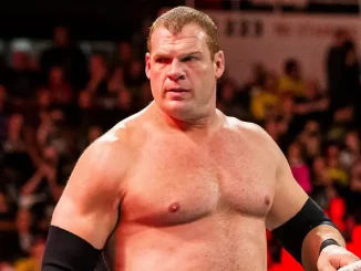 Kane steht auf dem Apron und blickt in die Zuschauermenge