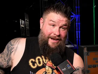 Kevin Owens ist erfreut und sichtlich gut gelaunt
