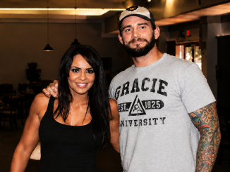 CM Punk legt seine Hand auf die Schulter von Layla ab