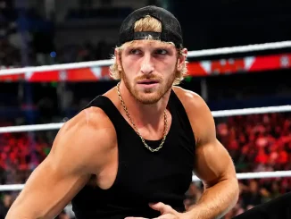 Logan Paul trägt ein Cappy im Ring