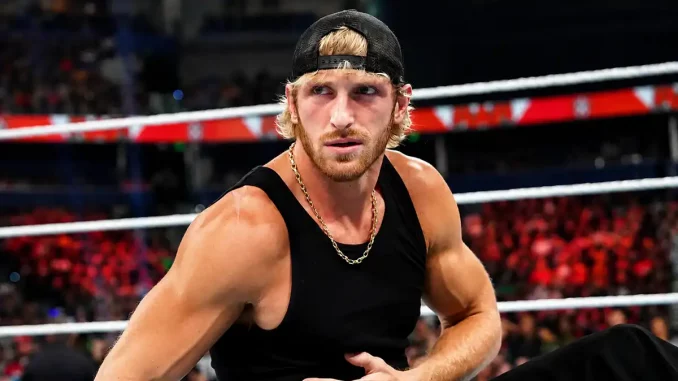 Logan Paul trägt ein Cappy im Ring
