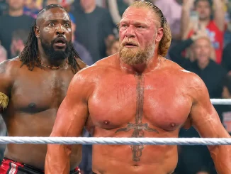 Oba Femi steht direkt hinter Brock Lesnar im Ring