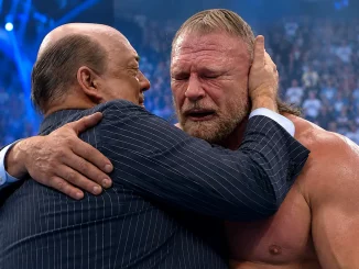 Paul Heyman und Brock Lesnar umarmen sich und sind sichtlich bewegt