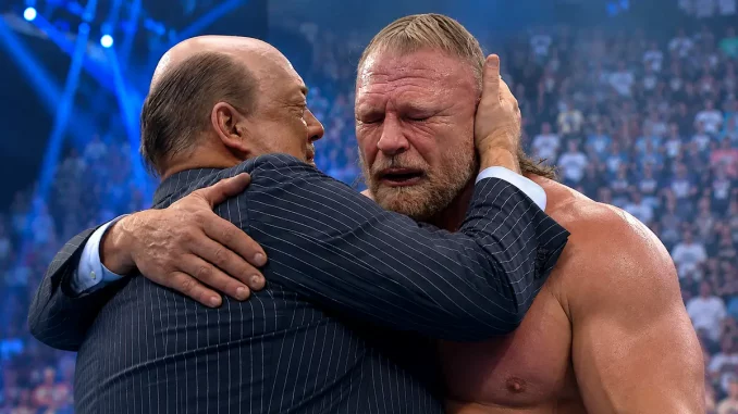 Paul Heyman und Brock Lesnar umarmen sich und sind sichtlich bewegt