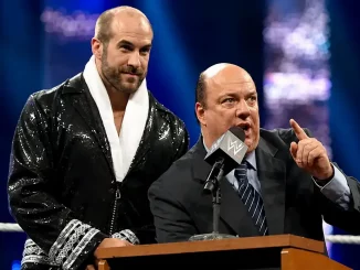 Paul Heyman und Cesaro stehen an einem Podest