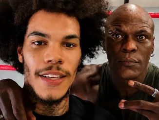 R-Truth legt seine Hand auf die Schulter seines Sohnes