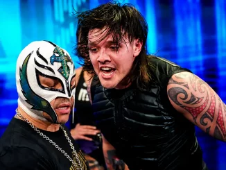 Rey Mysterio und Dominik Mysterio zeigen Emotionen
