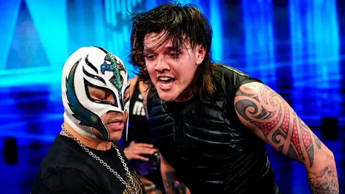 Rey Mysterio und Dominik Mysterio zeigen Emotionen