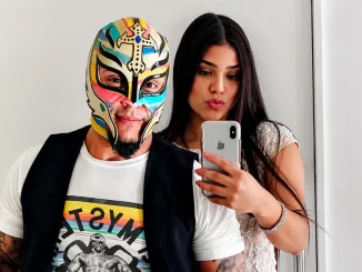 Aalyha erstellt ein Handy-Spiegel-Selfie von sich und ihrem Vater Rey Mysterio