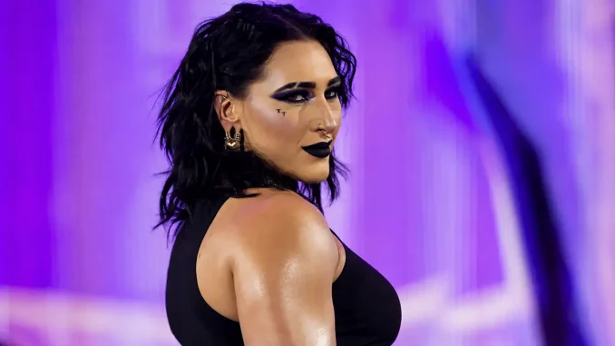 Rhea Ripley blickt von der Stage zum Ring