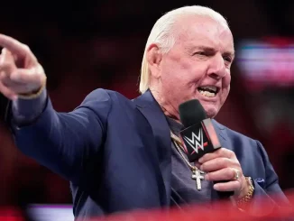 Ric Flair steht sichtlich verärgert am WWE Mikrofon