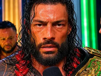 Roman Reigns starrt in die Kamera und Jacob Fatu bleibt im Hintergrund
