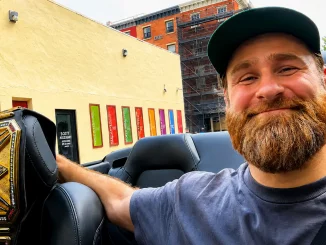 Sami Zayn ist mit seinem Undisputed WWE Championship Belt im Cabrio unterwegs