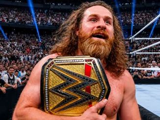 Sami Zayn hält voller Stolz den Undisputed WWE Champion Belt