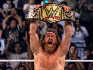 Sami Zayn streckt euphorisch seinen Undisputed WWE Champion Titel in die Höhe