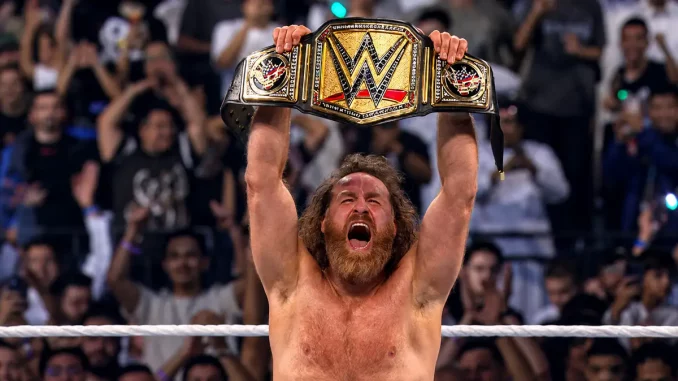 Sami Zayn streckt euphorisch seinen Undisputed WWE Champion Titel in die Höhe