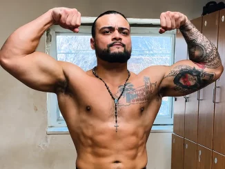 Mike Santana präsentiert sich muskulös und durchtrainiert