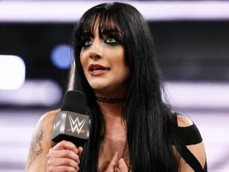 Tatum Paxley spricht ins WWE Mikrofon und zeigt auf sich