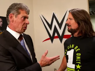 Vince McMahon erklärt AJ Styles etwas im Backstagebereich