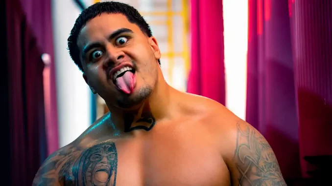 Zilla Fatu streckt seine Zunge heraus